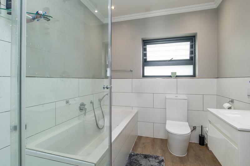 5 Bedroom Property for Sale in Constantia Western Cape